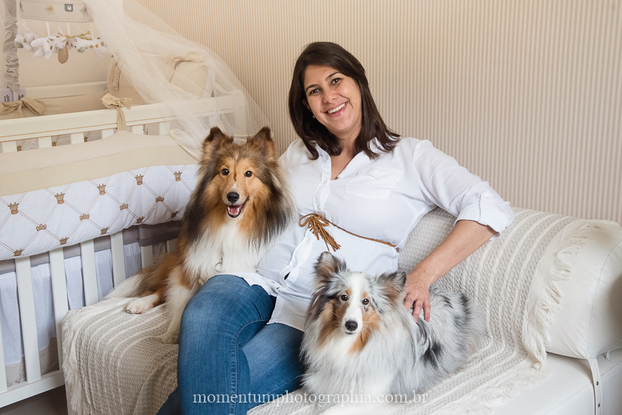 ensaio gestante em petrópolis rj cachorros esperando foto por momentum photographia