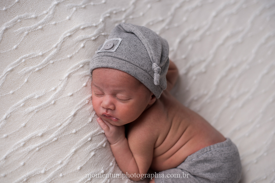 ensaio newborn em petropolis rj estudio menino foto por momentum photographia