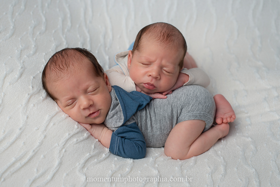 foto momentum photographia newborn gemeos petropolis rj estudio