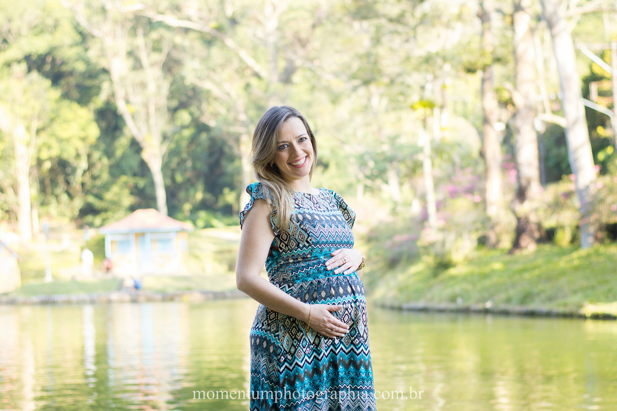 foto tirada por momentum photographia gestante grávida Petrópolis RJ parque Cremeri linda lago