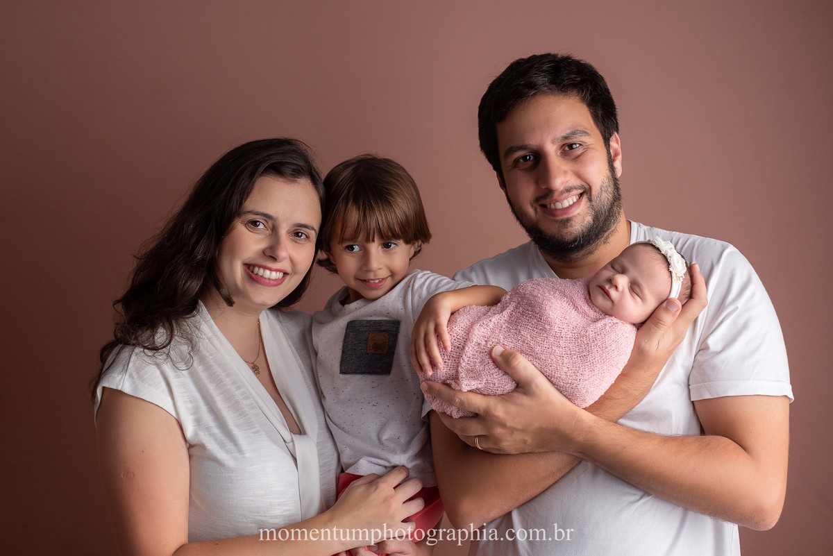 foto momentum photographia petropolis rj ensaio sessao newborn menina recem nascido maternidade estudio quitandinha