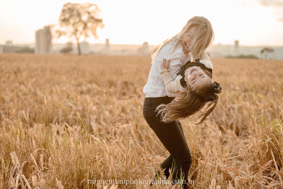 ensaio de familia, mae e filha, rio verde, goias, foto momentum photographia, petropolis e rio verde, fotos espontaneas, lifestyle, fotos verdadeiras, momentos reais