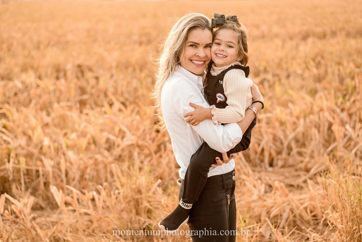 ensaio de familia, mae e filha, rio verde, goias, foto momentum photographia, petropolis e rio verde, fotos espontaneas, lifestyle, fotos verdadeiras, momentos reais
