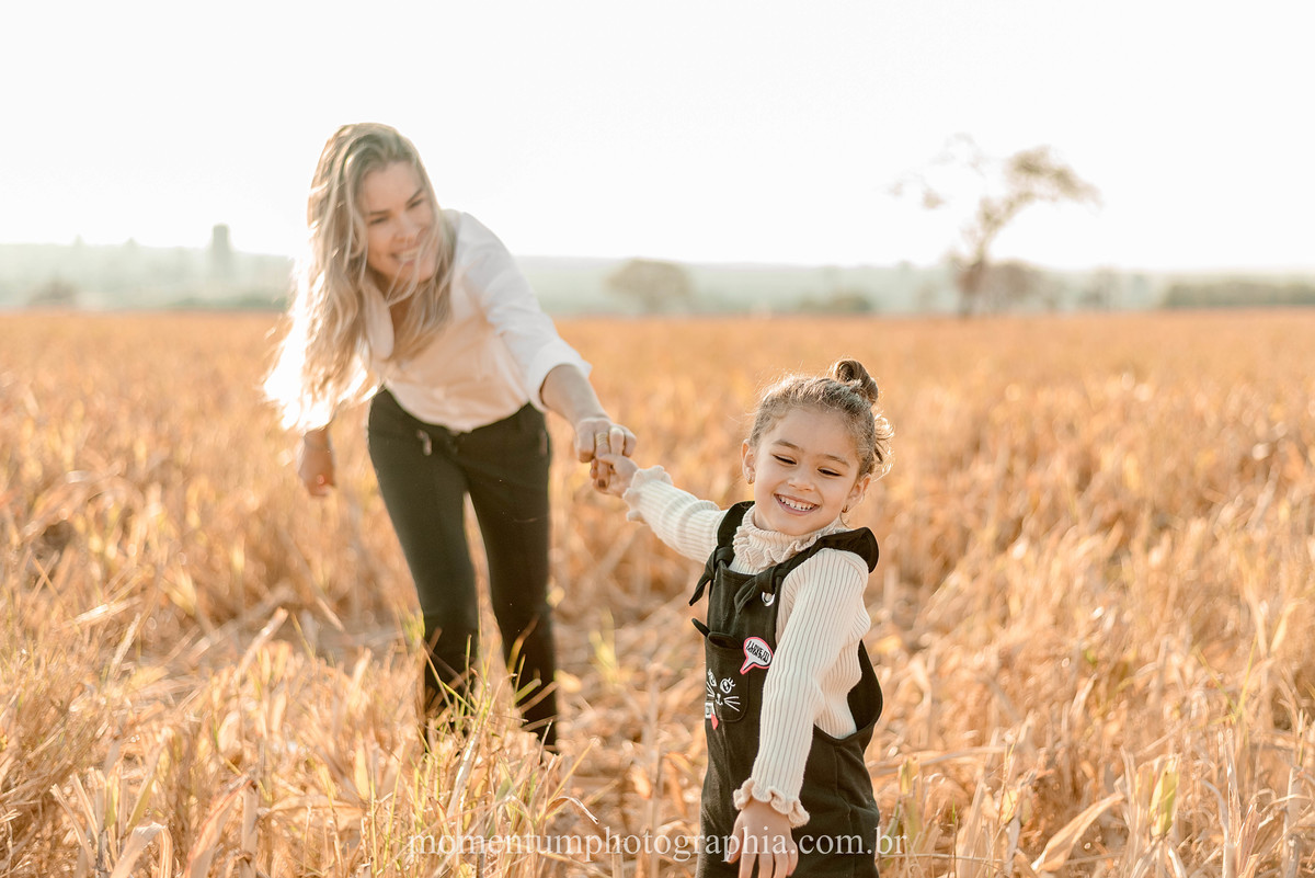 ensaio de familia, mae e filha, rio verde, goias, foto momentum photographia, petropolis e rio verde, fotos espontaneas, lifestyle, fotos verdadeiras, momentos reais