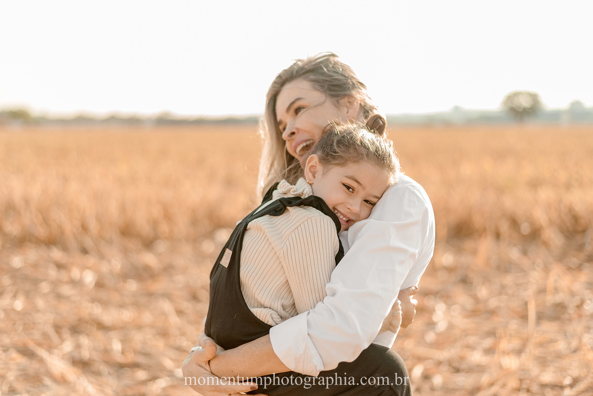 ensaio de familia, mae e filha, rio verde, goias, foto momentum photographia, petropolis e rio verde, fotos espontaneas, lifestyle, fotos verdadeiras, momentos reais