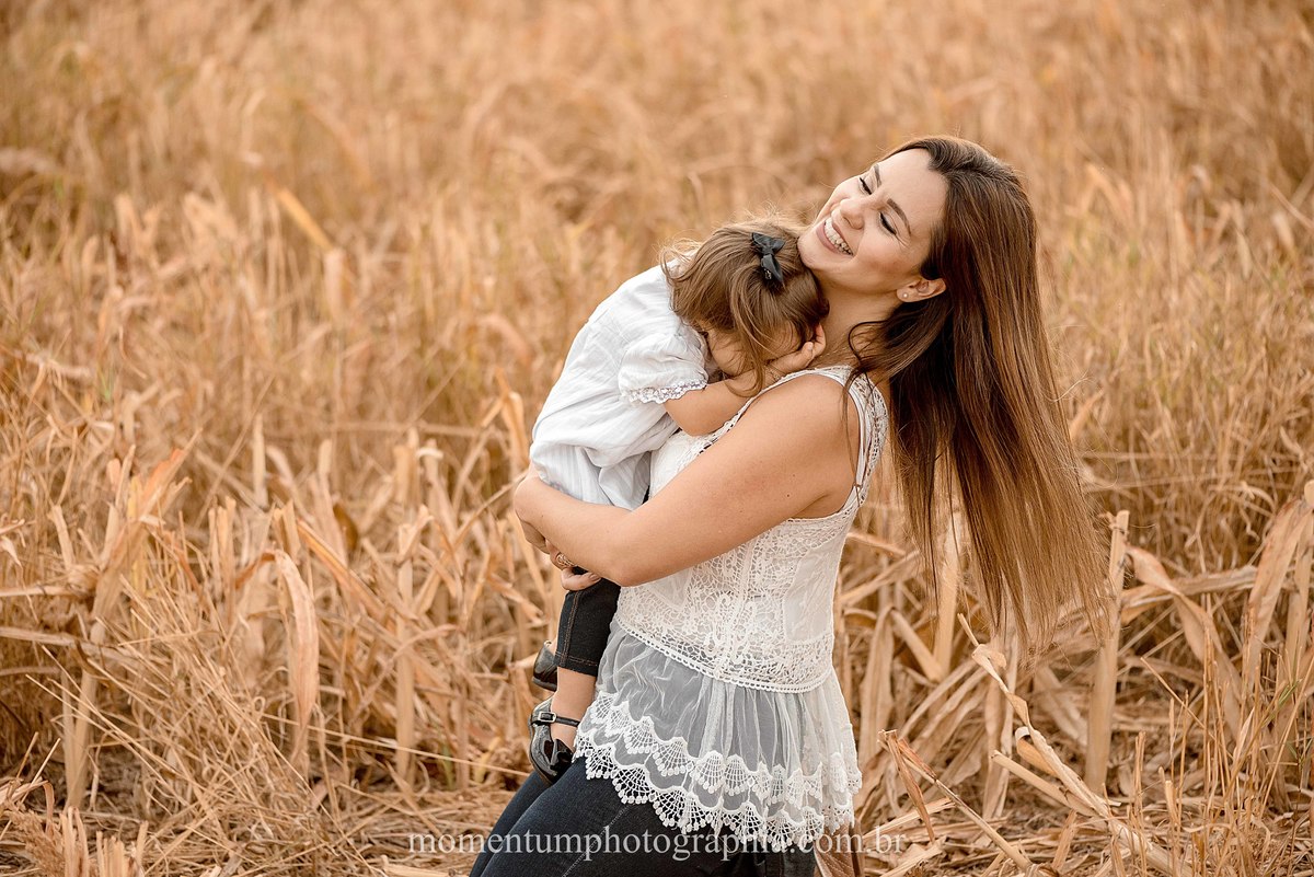 ensaio mãe e filha, rio verde, goiás, ensaio de família, fotos de família, fotos no cerrado brasileiro, tempo de estiagem, nascer do sol, referência em fotos de família, momentum photographia