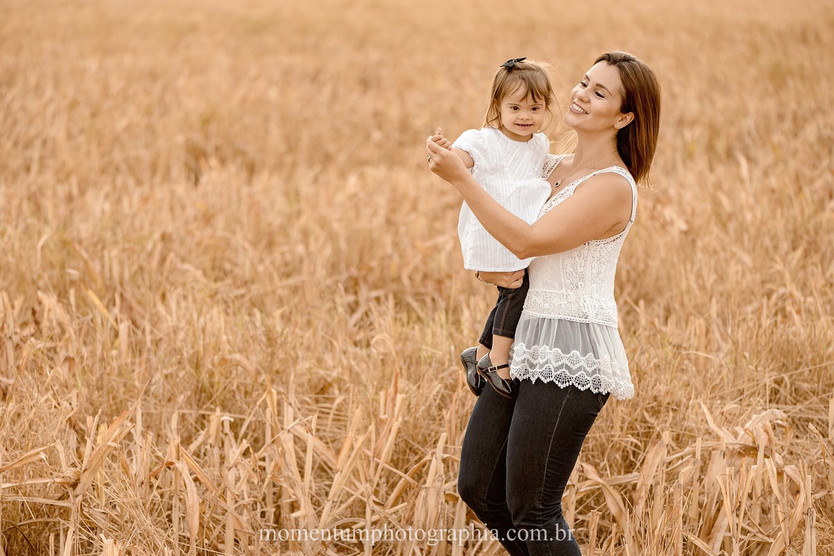 ensaio mãe e filha, rio verde, goiás, ensaio de família, fotos de família, fotos no cerrado brasileiro, tempo de estiagem, nascer do sol, referência em fotos de família, momentum photographia