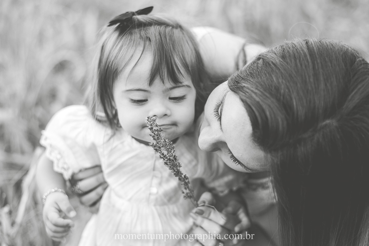 ensaio mãe e filha, rio verde, goiás, ensaio de família, fotos de família, fotos no cerrado brasileiro, tempo de estiagem, nascer do sol, referência em fotos de família, momentum photographia