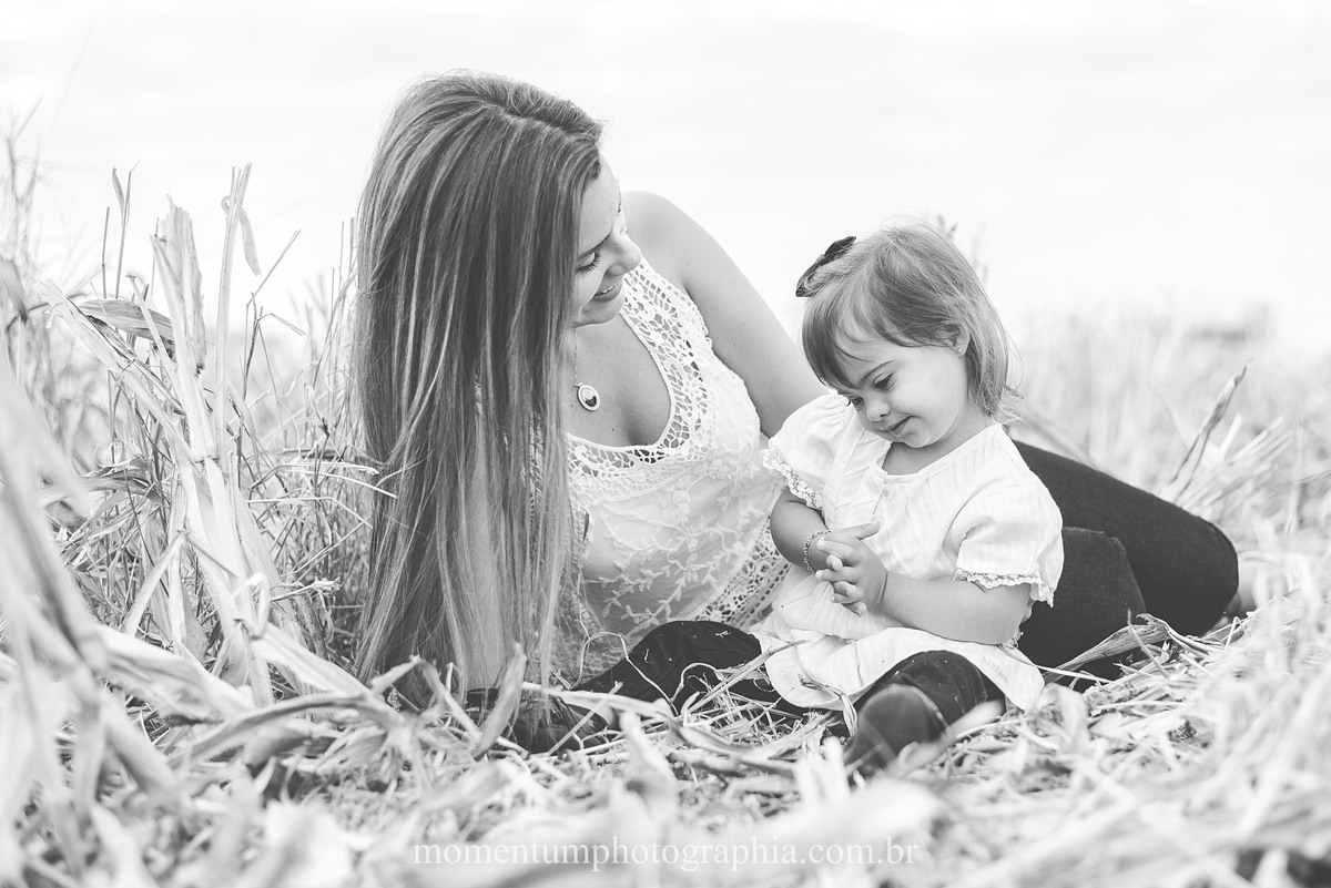 ensaio mãe e filha, rio verde, goiás, ensaio de família, fotos de família, fotos no cerrado brasileiro, tempo de estiagem, nascer do sol, referência em fotos de família, momentum photographia