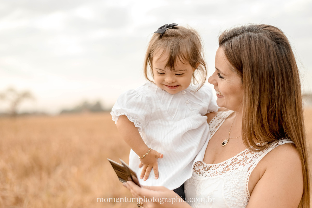 ensaio mãe e filha, rio verde, goiás, ensaio de família, fotos de família, fotos no cerrado brasileiro, tempo de estiagem, nascer do sol, referência em fotos de família, momentum photographia