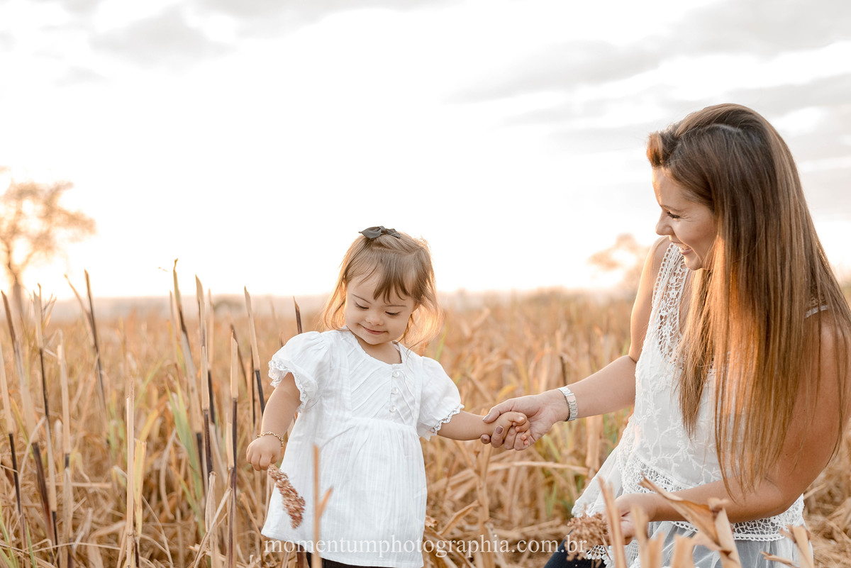 ensaio mãe e filha, rio verde, goiás, ensaio de família, fotos de família, fotos no cerrado brasileiro, tempo de estiagem, nascer do sol, referência em fotos de família, momentum photographia