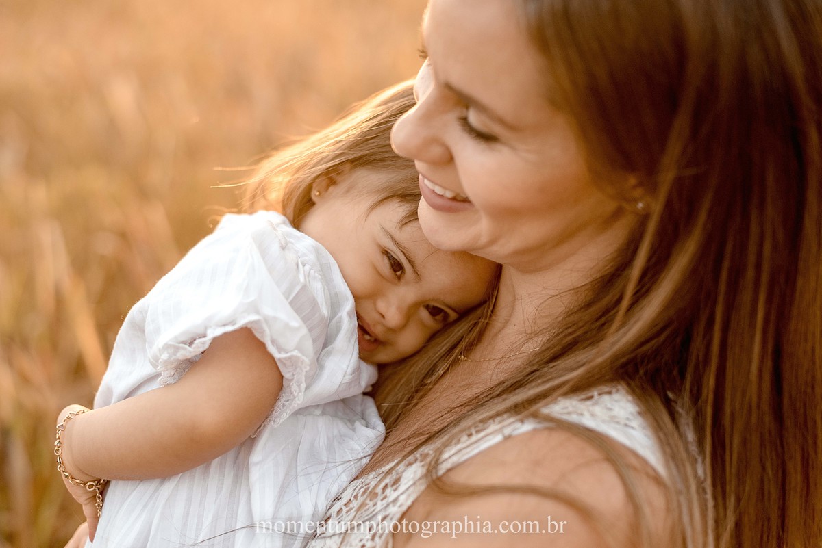 ensaio mãe e filha, rio verde, goiás, ensaio de família, fotos de família, fotos no cerrado brasileiro, tempo de estiagem, nascer do sol, referência em fotos de família, momentum photographia
