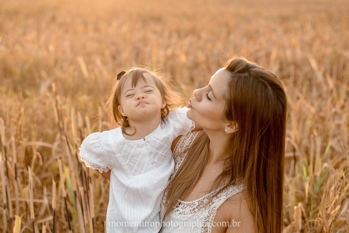 ensaio mãe e filha, rio verde, goiás, ensaio de família, fotos de família, fotos no cerrado brasileiro, tempo de estiagem, nascer do sol, referência em fotos de família, momentum photographia