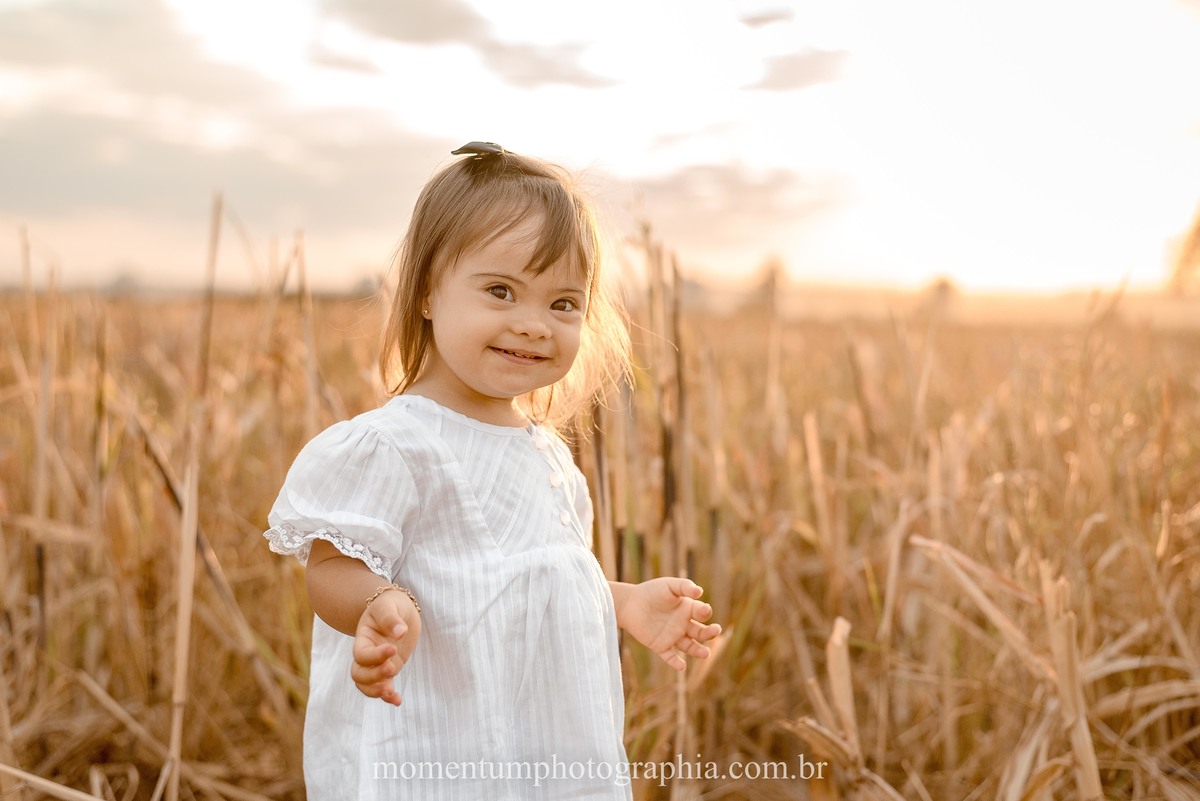 ensaio mãe e filha, rio verde, goiás, ensaio de família, fotos de família, fotos no cerrado brasileiro, tempo de estiagem, nascer do sol, referência em fotos de família, momentum photographia