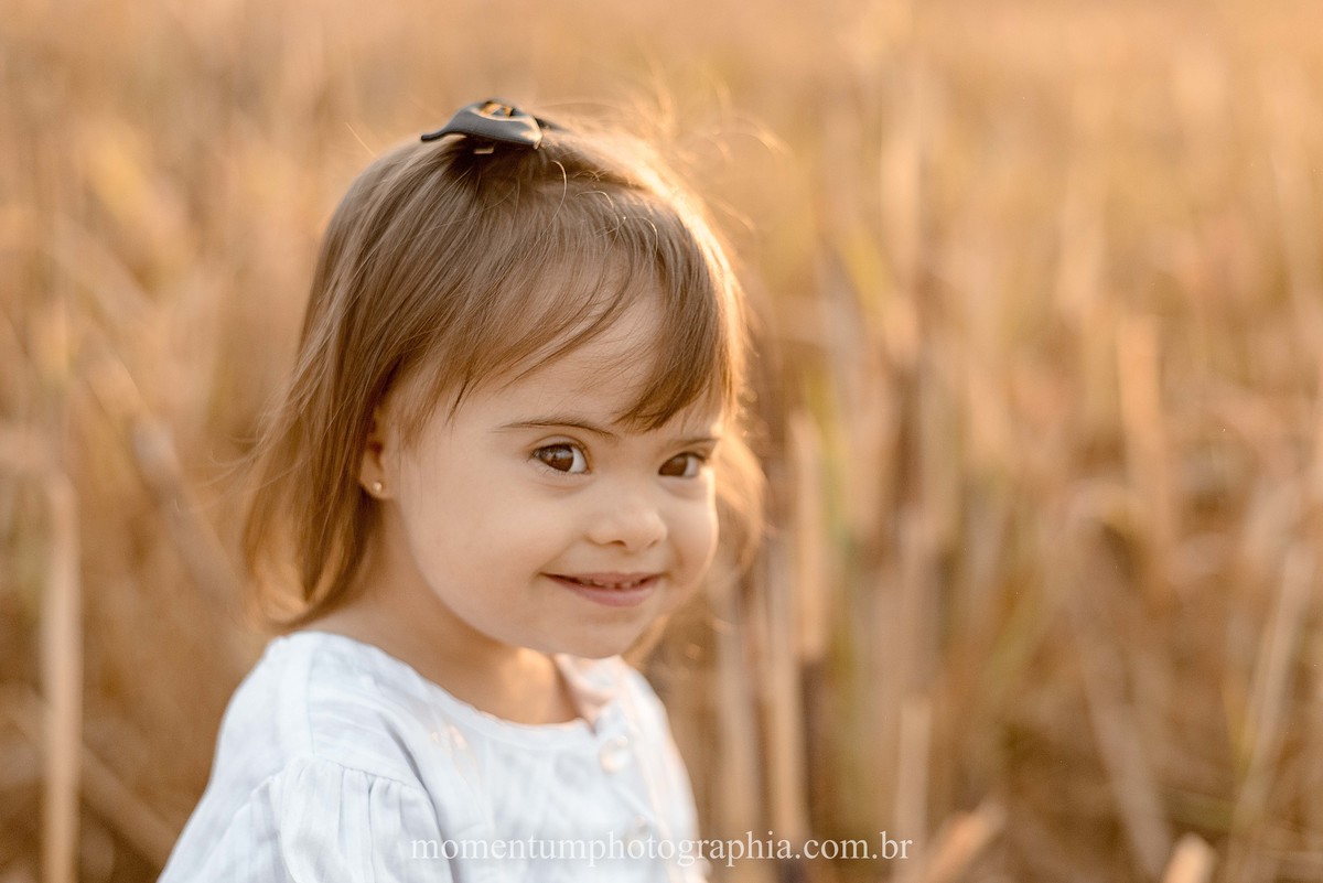 ensaio mãe e filha, rio verde, goiás, ensaio de família, fotos de família, fotos no cerrado brasileiro, tempo de estiagem, nascer do sol, referência em fotos de família, momentum photographia