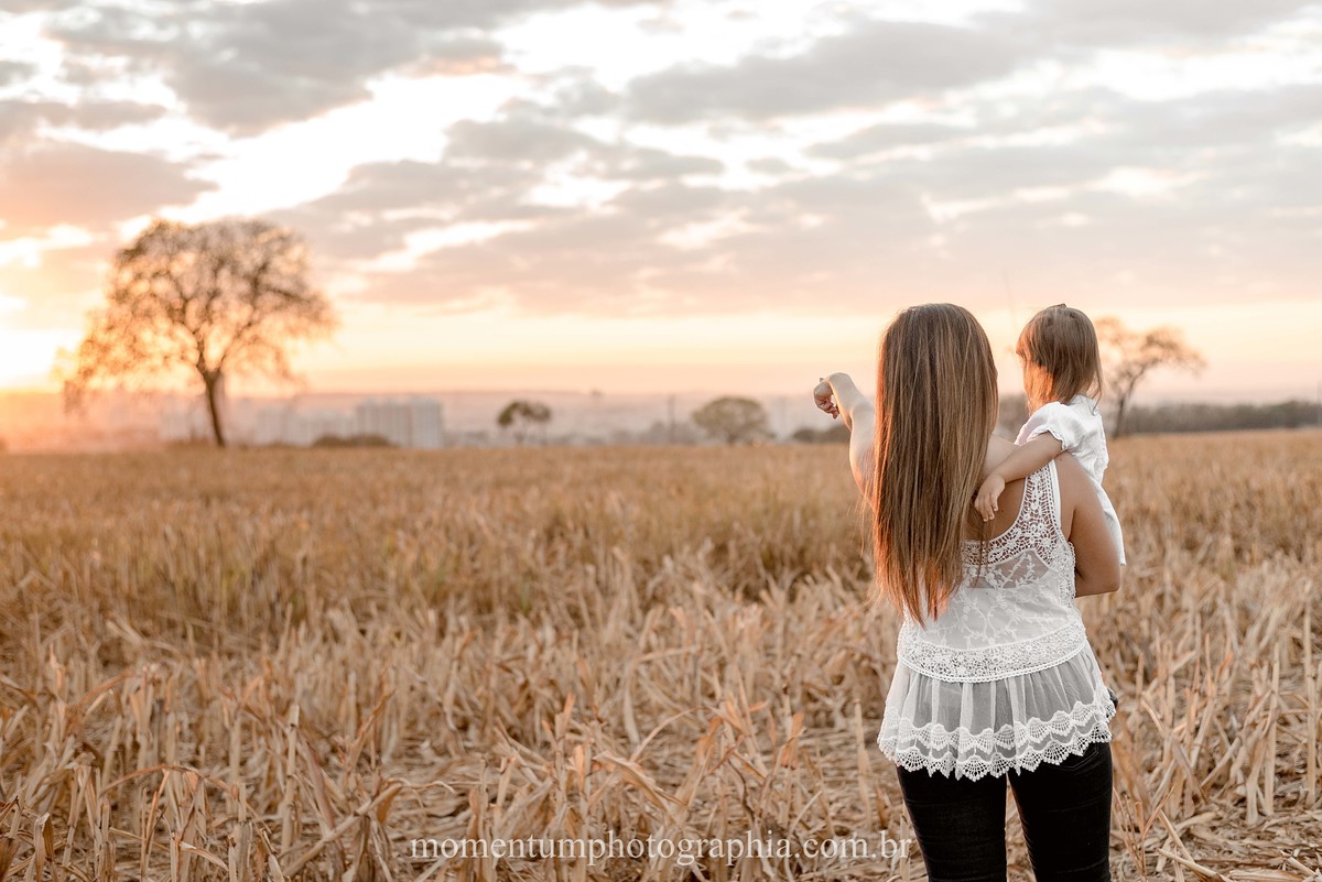 ensaio mãe e filha, rio verde, goiás, ensaio de família, fotos de família, fotos no cerrado brasileiro, tempo de estiagem, nascer do sol, referência em fotos de família, momentum photographia