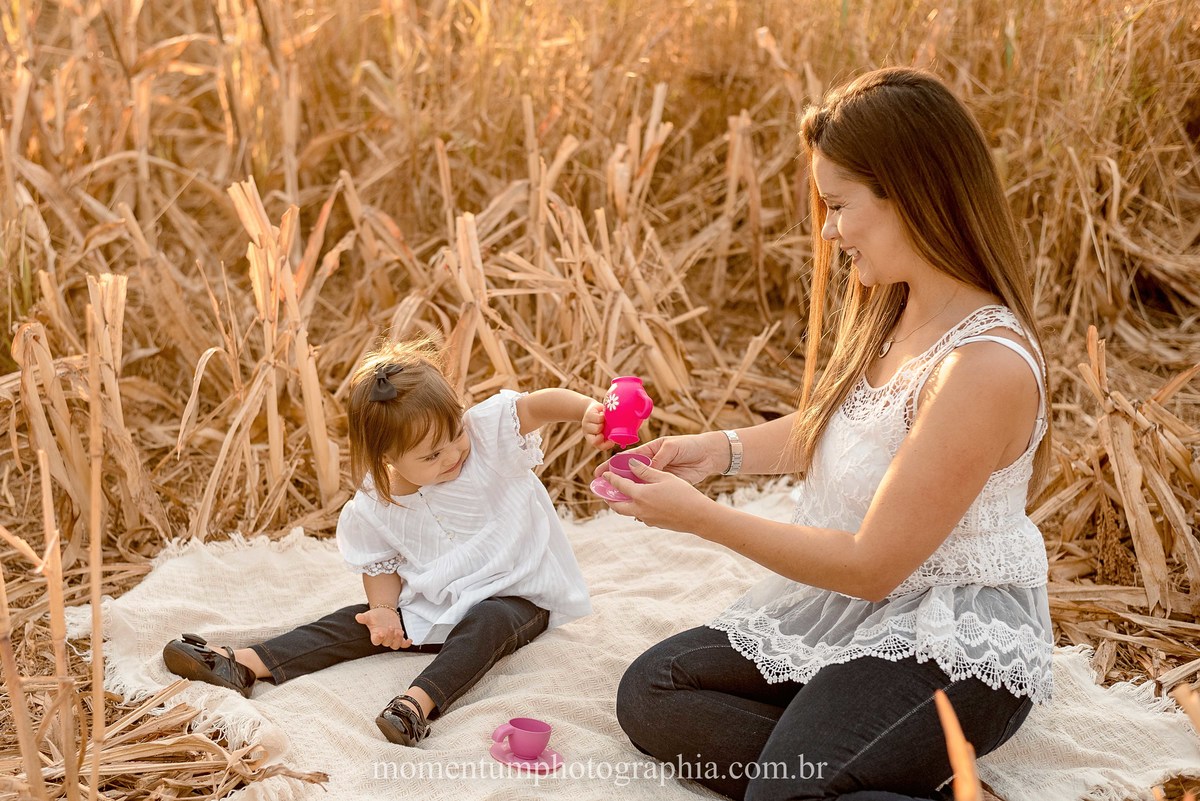 ensaio mãe e filha, rio verde, goiás, ensaio de família, fotos de família, fotos no cerrado brasileiro, tempo de estiagem, nascer do sol, referência em fotos de família, momentum photographia