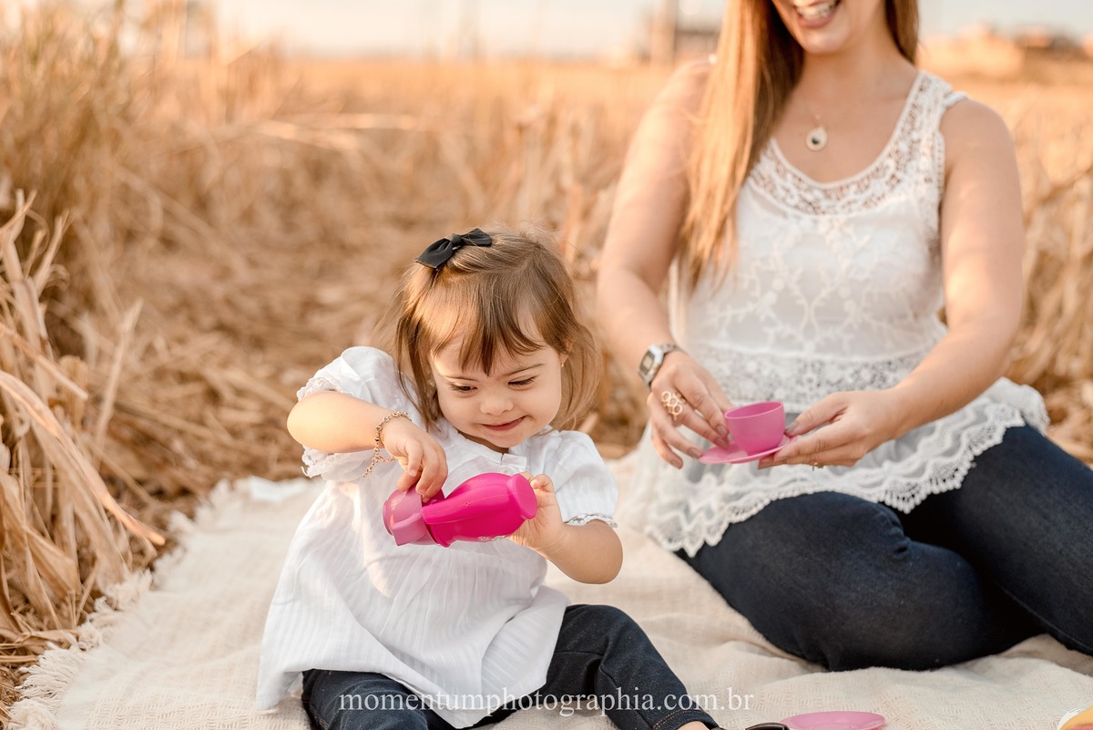 ensaio mãe e filha, rio verde, goiás, ensaio de família, fotos de família, fotos no cerrado brasileiro, tempo de estiagem, nascer do sol, referência em fotos de família, momentum photographia