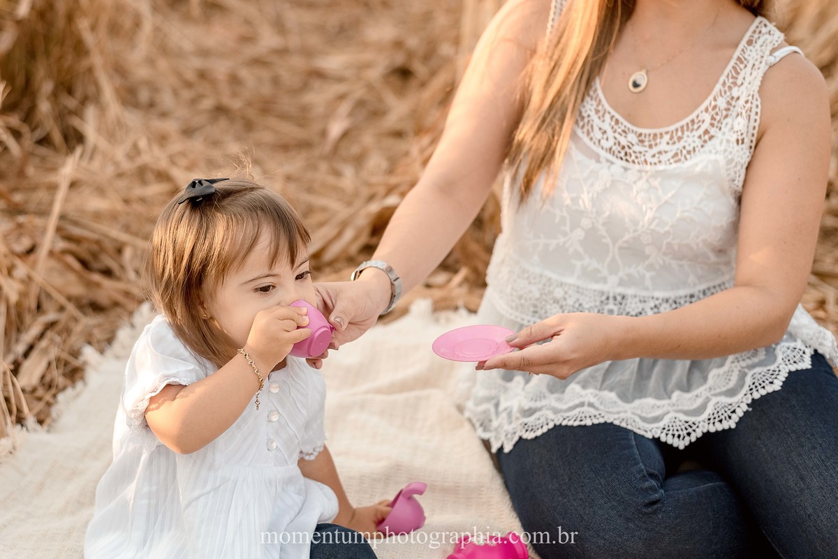 ensaio mãe e filha, rio verde, goiás, ensaio de família, fotos de família, fotos no cerrado brasileiro, tempo de estiagem, nascer do sol, referência em fotos de família, momentum photographia