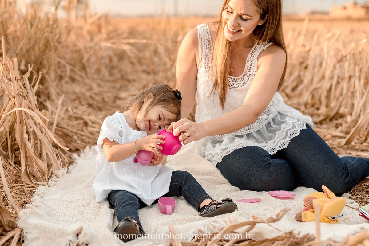 ensaio mãe e filha, rio verde, goiás, ensaio de família, fotos de família, fotos no cerrado brasileiro, tempo de estiagem, nascer do sol, referência em fotos de família, momentum photographia