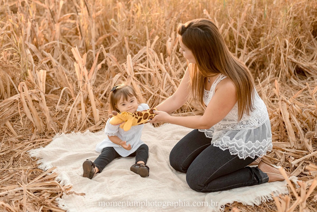 ensaio mãe e filha, rio verde, goiás, ensaio de família, fotos de família, fotos no cerrado brasileiro, tempo de estiagem, nascer do sol, referência em fotos de família, momentum photographia
