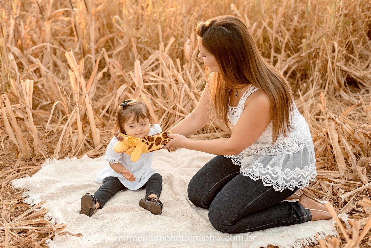 ensaio mãe e filha, rio verde, goiás, ensaio de família, fotos de família, fotos no cerrado brasileiro, tempo de estiagem, nascer do sol, referência em fotos de família, momentum photographia