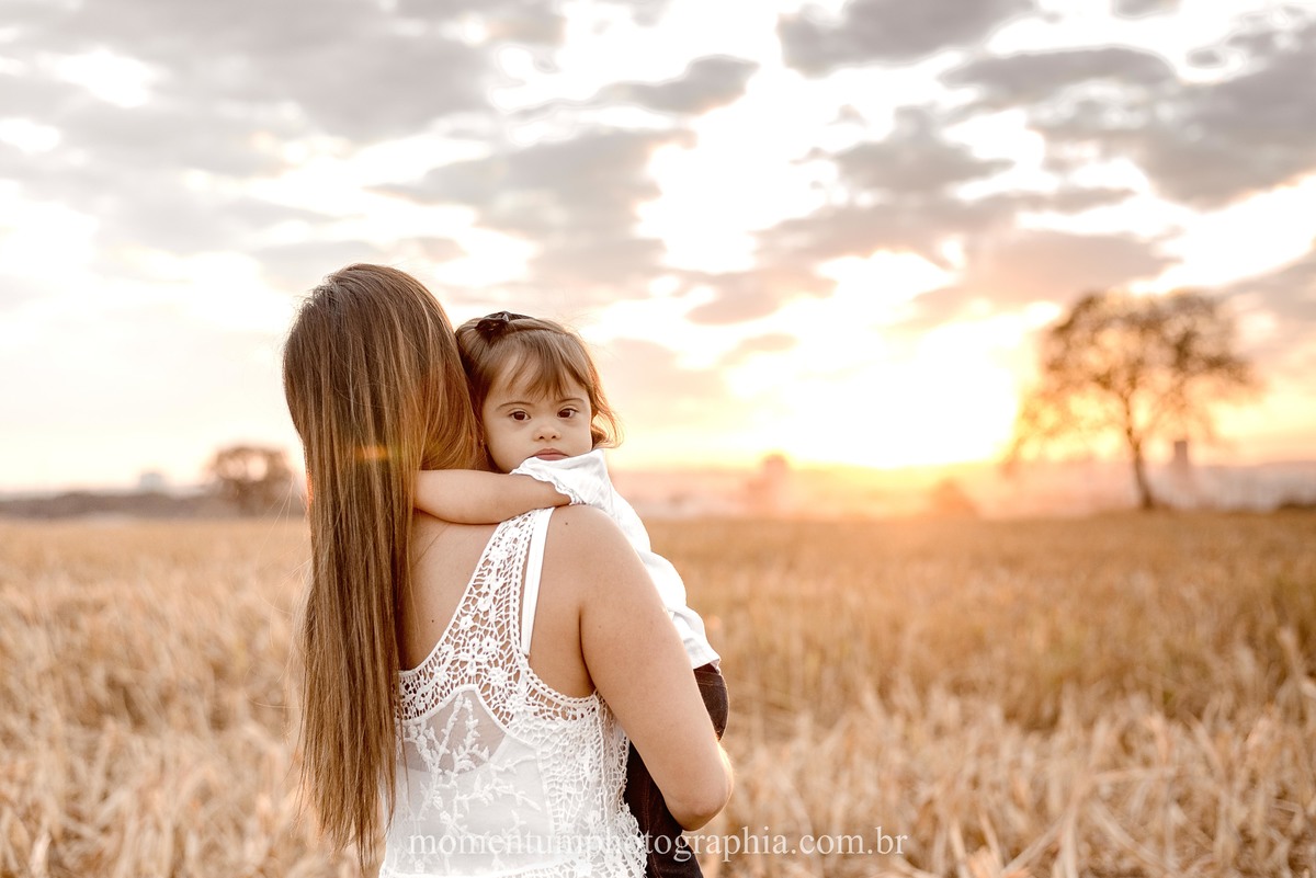 ensaio mãe e filha, rio verde, goiás, ensaio de família, fotos de família, fotos no cerrado brasileiro, tempo de estiagem, nascer do sol, referência em fotos de família, momentum photographia