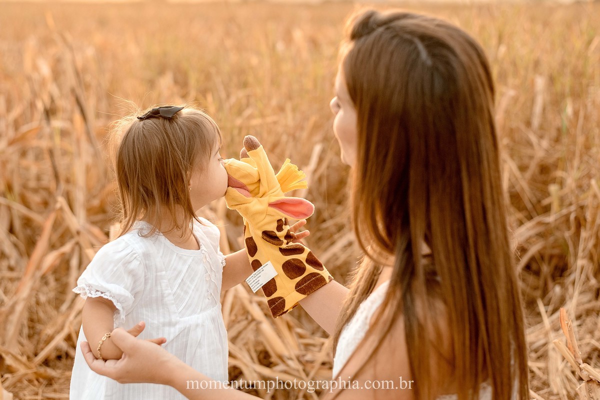 ensaio mãe e filha, rio verde, goiás, ensaio de família, fotos de família, fotos no cerrado brasileiro, tempo de estiagem, nascer do sol, referência em fotos de família, momentum photographia
