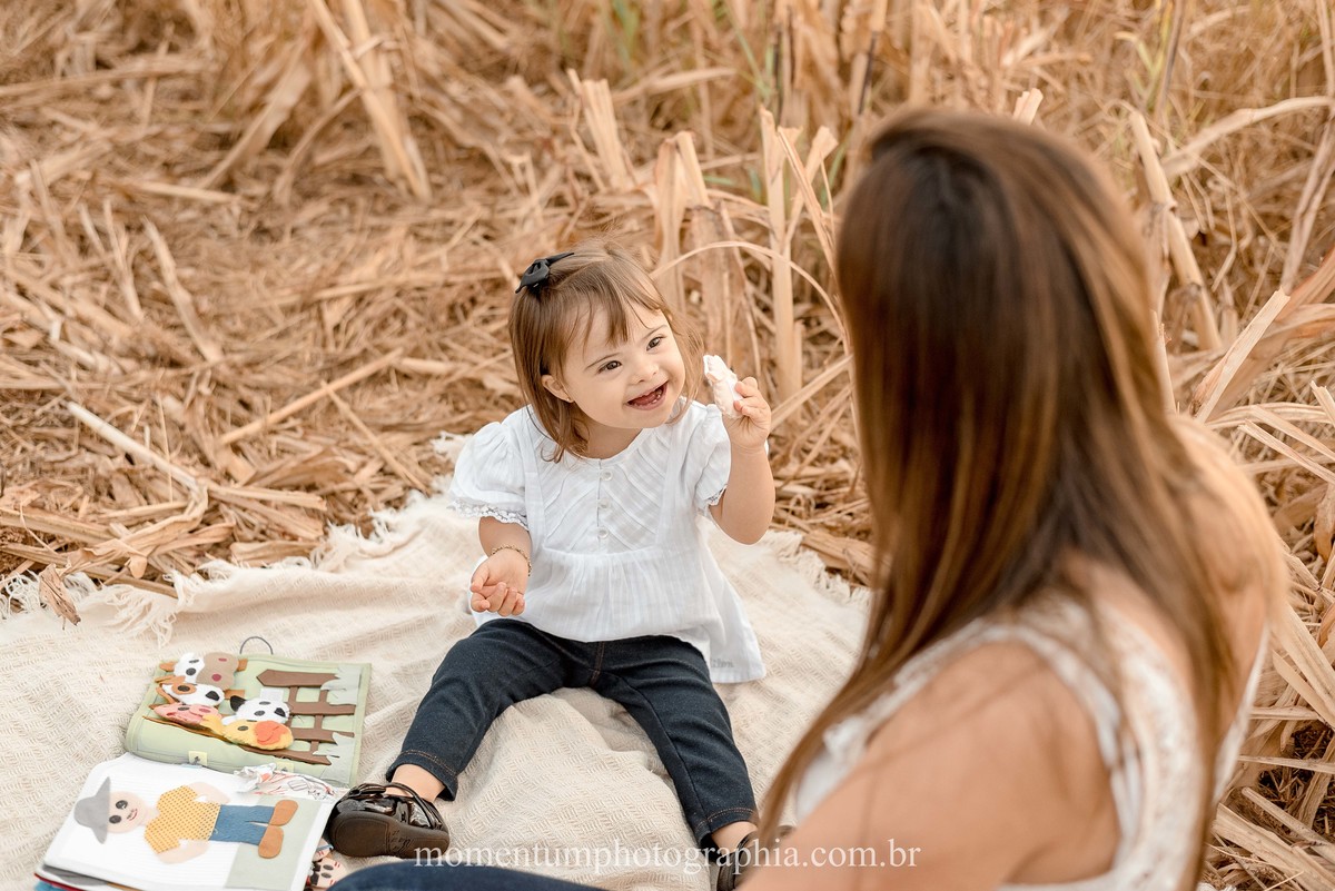 ensaio mãe e filha, rio verde, goiás, ensaio de família, fotos de família, fotos no cerrado brasileiro, tempo de estiagem, nascer do sol, referência em fotos de família, momentum photographia