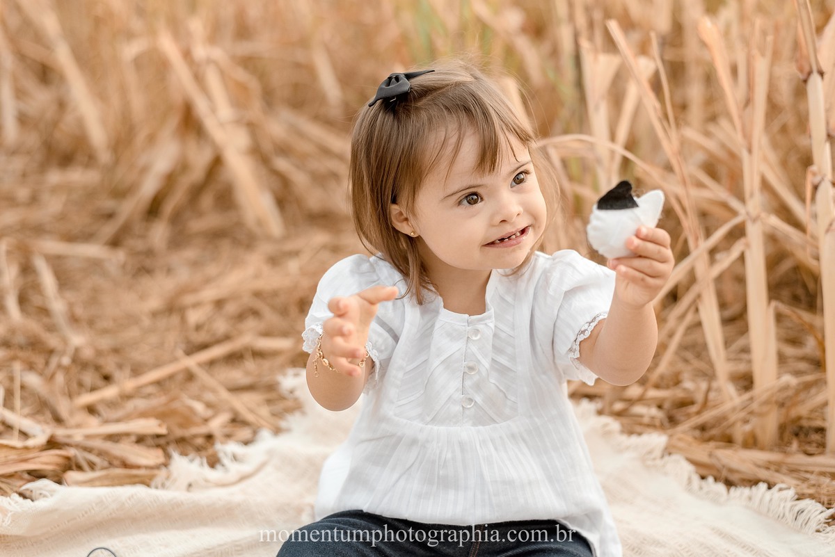 ensaio mãe e filha, rio verde, goiás, ensaio de família, fotos de família, fotos no cerrado brasileiro, tempo de estiagem, nascer do sol, referência em fotos de família, momentum photographia