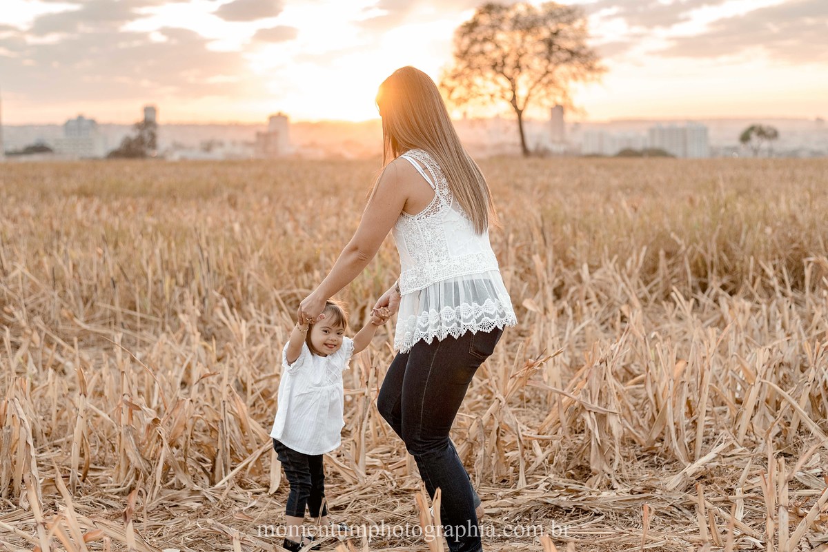 ensaio mãe e filha, rio verde, goiás, ensaio de família, fotos de família, fotos no cerrado brasileiro, tempo de estiagem, nascer do sol, referência em fotos de família, momentum photographia