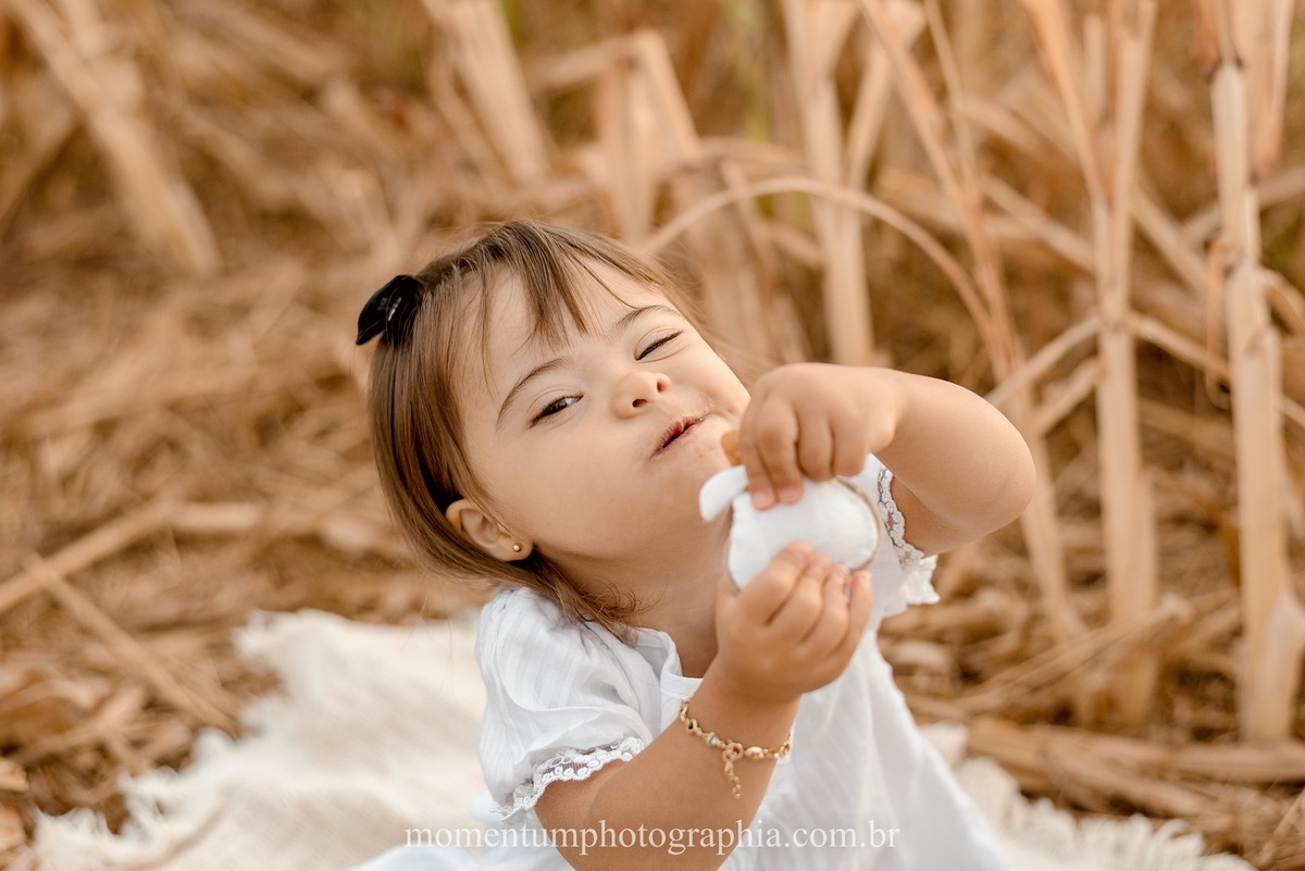 ensaio mãe e filha, rio verde, goiás, ensaio de família, fotos de família, fotos no cerrado brasileiro, tempo de estiagem, nascer do sol, referência em fotos de família, momentum photographia