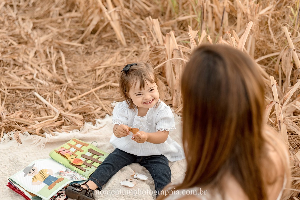 ensaio mãe e filha, rio verde, goiás, ensaio de família, fotos de família, fotos no cerrado brasileiro, tempo de estiagem, nascer do sol, referência em fotos de família, momentum photographia