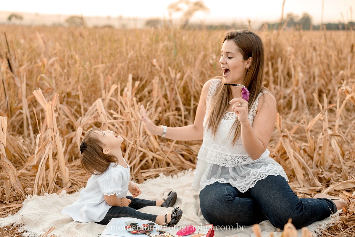 ensaio mãe e filha, rio verde, goiás, ensaio de família, fotos de família, fotos no cerrado brasileiro, tempo de estiagem, nascer do sol, referência em fotos de família, momentum photographia