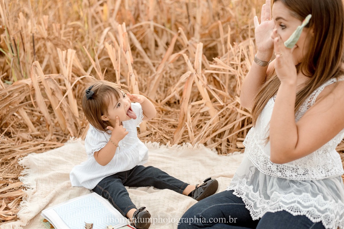 ensaio mãe e filha, rio verde, goiás, ensaio de família, fotos de família, fotos no cerrado brasileiro, tempo de estiagem, nascer do sol, referência em fotos de família, momentum photographia