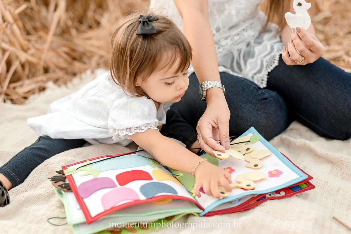 ensaio mãe e filha, rio verde, goiás, ensaio de família, fotos de família, fotos no cerrado brasileiro, tempo de estiagem, nascer do sol, referência em fotos de família, momentum photographia