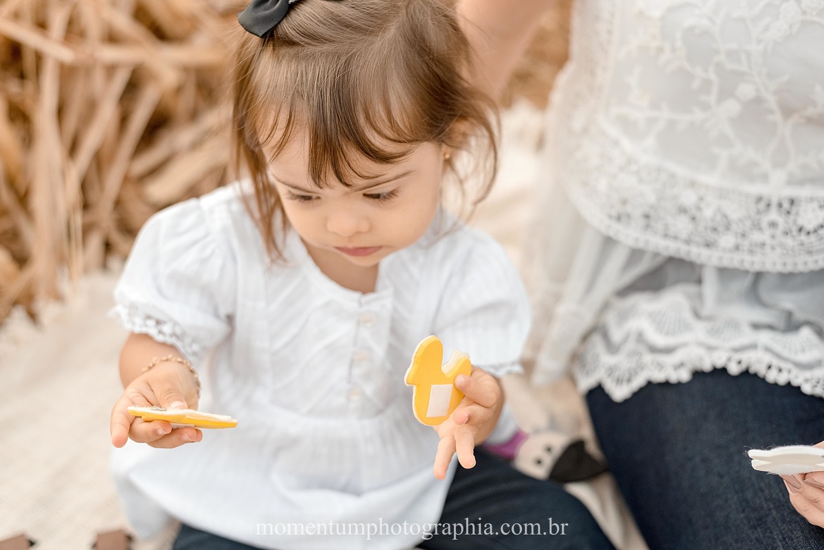 ensaio mãe e filha, rio verde, goiás, ensaio de família, fotos de família, fotos no cerrado brasileiro, tempo de estiagem, nascer do sol, referência em fotos de família, momentum photographia