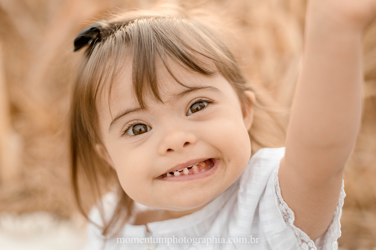 ensaio mãe e filha, rio verde, goiás, ensaio de família, fotos de família, fotos no cerrado brasileiro, tempo de estiagem, nascer do sol, referência em fotos de família, momentum photographia