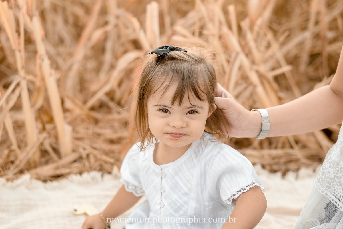 ensaio mãe e filha, rio verde, goiás, ensaio de família, fotos de família, fotos no cerrado brasileiro, tempo de estiagem, nascer do sol, referência em fotos de família, momentum photographiaensaio mãe e filha, rio verde, goiás, ensaio de família, fotos d