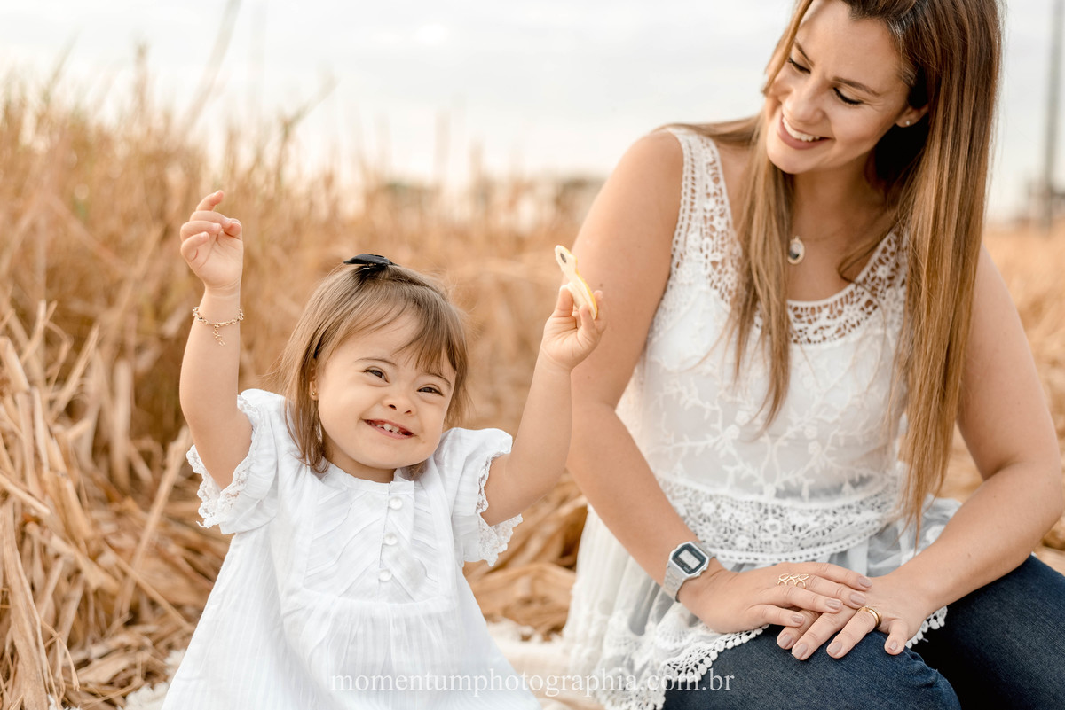 ensaio mãe e filha, rio verde, goiás, ensaio de família, fotos de família, fotos no cerrado brasileiro, tempo de estiagem, nascer do sol, referência em fotos de família, momentum photographia