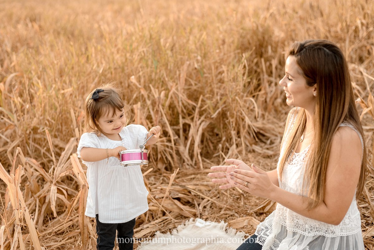 ensaio mãe e filha, rio verde, goiás, ensaio de família, fotos de família, fotos no cerrado brasileiro, tempo de estiagem, nascer do sol, referência em fotos de família, momentum photographia