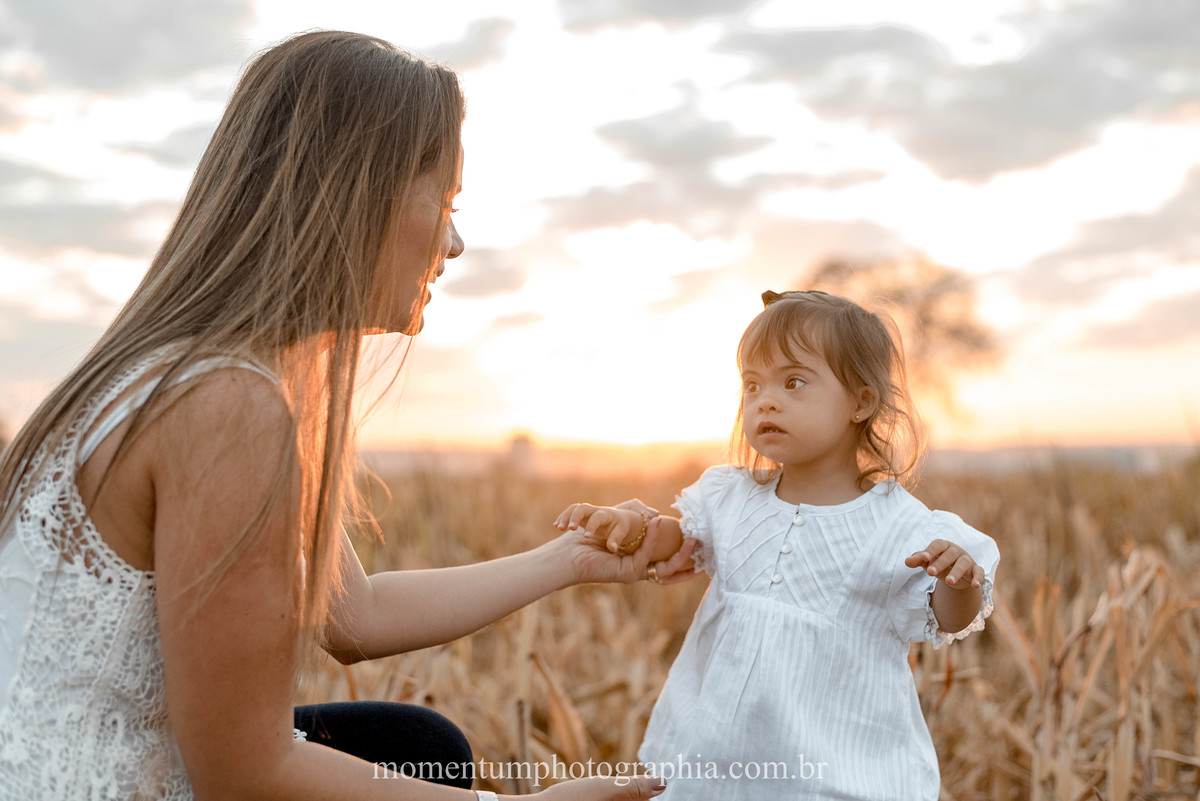 ensaio mãe e filha, rio verde, goiás, ensaio de família, fotos de família, fotos no cerrado brasileiro, tempo de estiagem, nascer do sol, referência em fotos de família, momentum photographia
