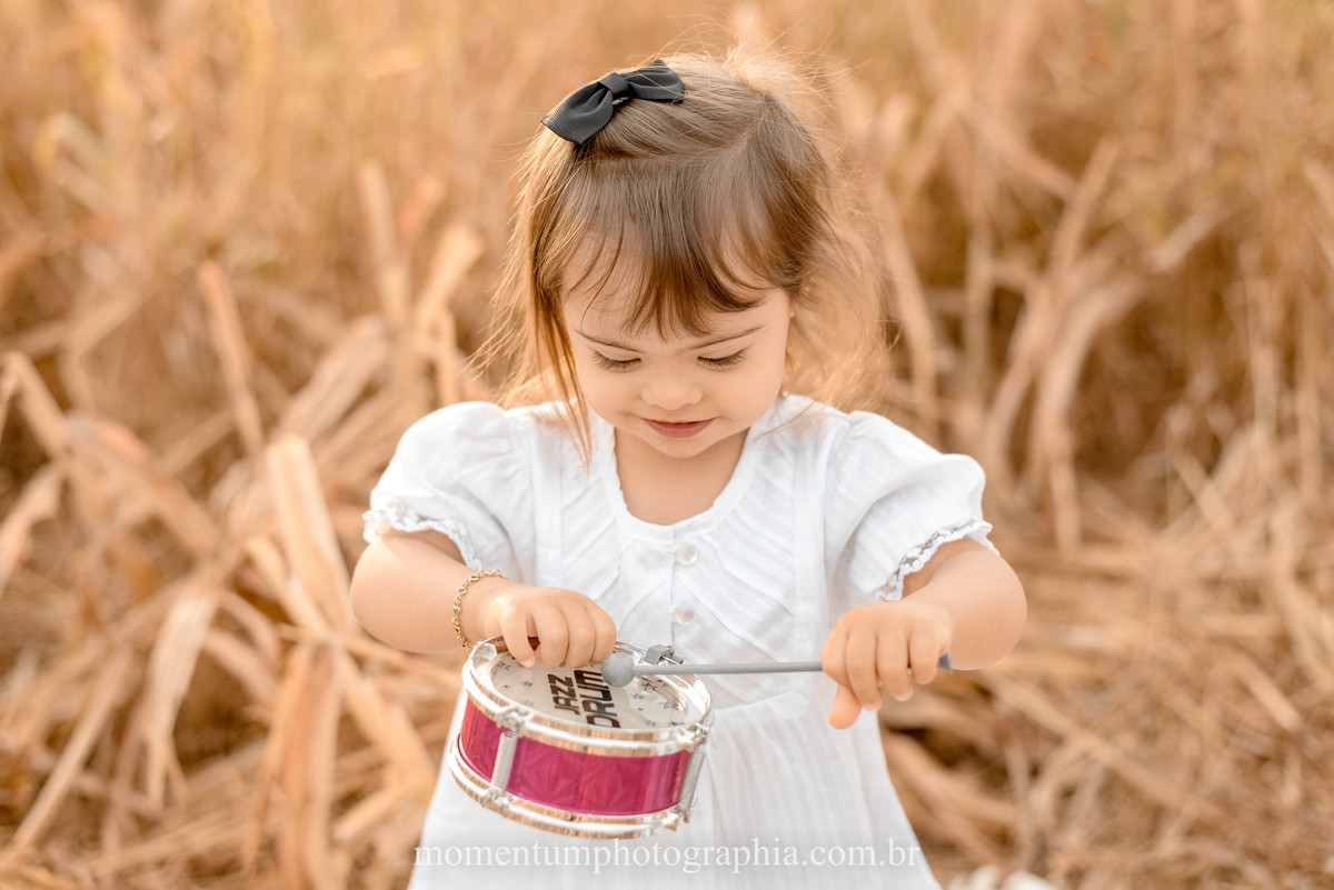 ensaio mãe e filha, rio verde, goiás, ensaio de família, fotos de família, fotos no cerrado brasileiro, tempo de estiagem, nascer do sol, referência em fotos de família, momentum photographia