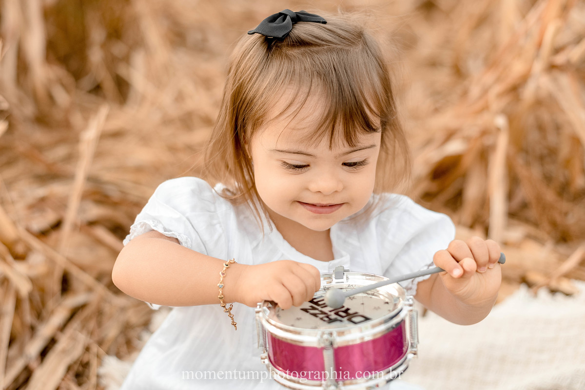 ensaio mãe e filha, rio verde, goiás, ensaio de família, fotos de família, fotos no cerrado brasileiro, tempo de estiagem, nascer do sol, referência em fotos de família, momentum photographia