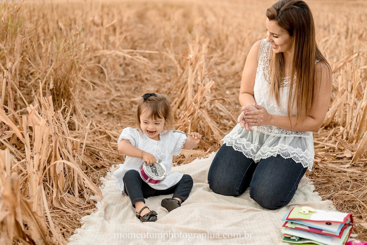 ensaio mãe e filha, rio verde, goiás, ensaio de família, fotos de família, fotos no cerrado brasileiro, tempo de estiagem, nascer do sol, referência em fotos de família, momentum photographia