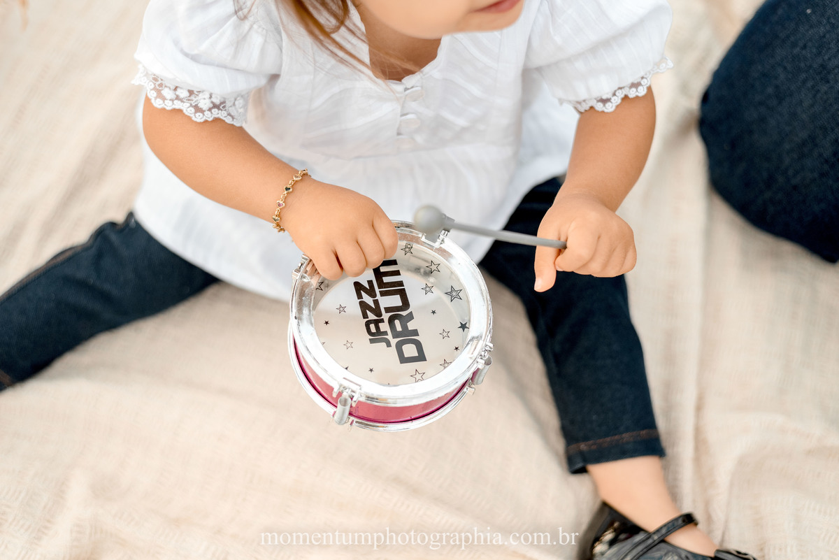 ensaio mãe e filha, rio verde, goiás, ensaio de família, fotos de família, fotos no cerrado brasileiro, tempo de estiagem, nascer do sol, referência em fotos de família, momentum photographia