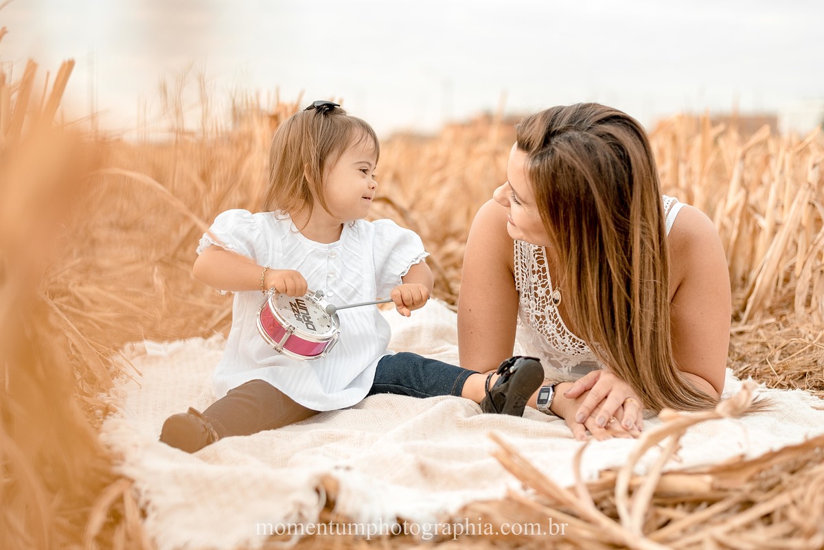 ensaio mãe e filha, rio verde, goiás, ensaio de família, fotos de família, fotos no cerrado brasileiro, tempo de estiagem, nascer do sol, referência em fotos de família, momentum photographia