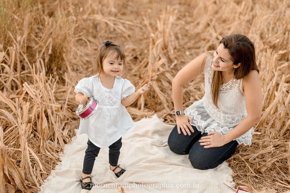 ensaio mãe e filha, rio verde, goiás, ensaio de família, fotos de família, fotos no cerrado brasileiro, tempo de estiagem, nascer do sol, referência em fotos de família, momentum photographia