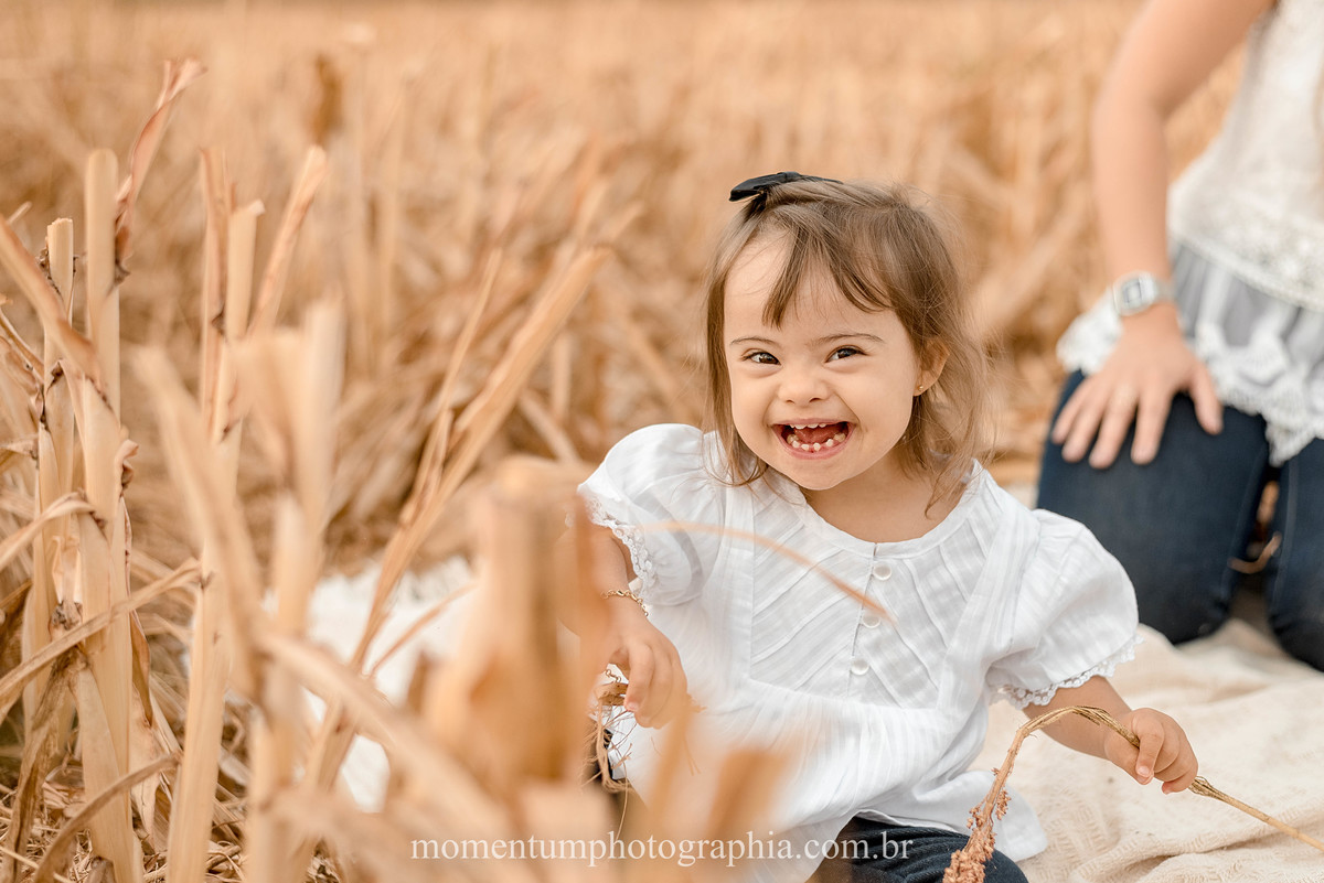 ensaio mãe e filha, rio verde, goiás, ensaio de família, fotos de família, fotos no cerrado brasileiro, tempo de estiagem, nascer do sol, referência em fotos de família, momentum photographia