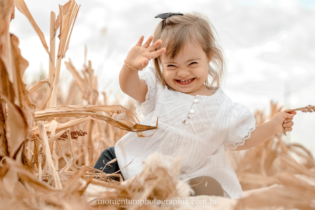 ensaio mãe e filha, rio verde, goiás, ensaio de família, fotos de família, fotos no cerrado brasileiro, tempo de estiagem, nascer do sol, referência em fotos de família, momentum photographia